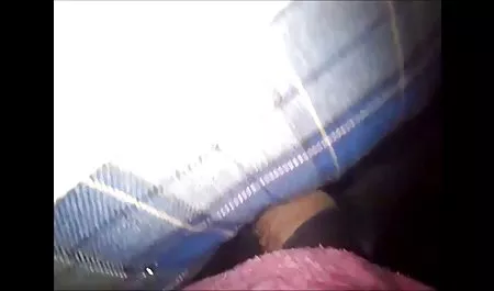 მუქი სექსუალური ქერა jerks off კლდოვან სანაპიროზე
