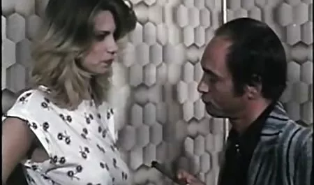 მოზრდილ ლესბოსელებში ტყავის თეთრეულის მოწყობა ქმნის სასტიკ სქესს ქალბატონსა და მონა შორის