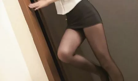 Gorgeous blondes lick მათი vaginas და fuck მათ მათი თითების.