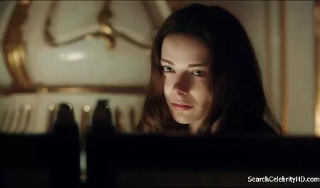 Slutty მეუღლე fucks shamelessly მისი მეუღლე და შავი მამაკაცი ქუჩაში